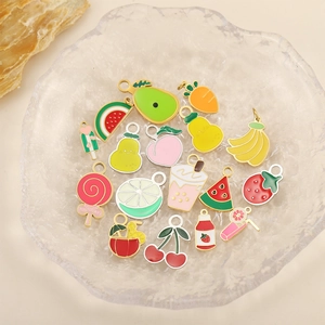 Ciondoli colorati in smalto a forma di frutta per la creazione di gioielli fai da te