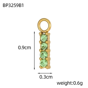 Dettaglio del ciondolo dorato con 4 zirconi da 0,9 cm di altezza per la creazione di gioielli