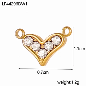 Detailansicht goldener Herzanhänger mit Zirkonia und Maßen von 1.1x0.7cm für Schmuck
