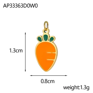 Dettaglio del ciondolo a carota di 1,3 cm per 0,8 cm con finitura in smalto arancione