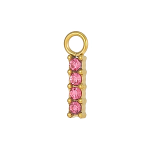 Dettaglio macro del ciondolo in oro con quattro pietre di zircone rosa e anello superiore