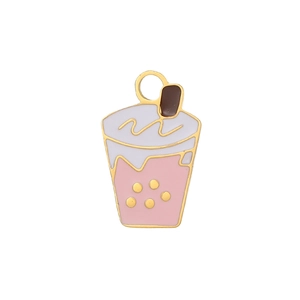 Dettaglio del ciondolo bubble tea rosa in lega con accenti dorati e anello superiore