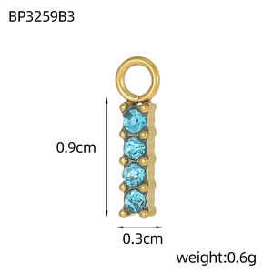 Dettaglio di un ciondolo dorato da 0,9 cm con quattro pietre blu di zircone verticale