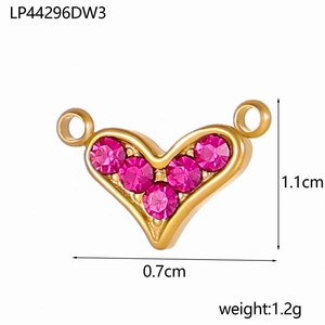 Detail eines herzförmigen Gold-Schmuckverschlusses mit rosa Strasssteinen und Maßen