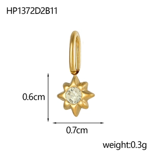 Detail of 0.6x0.7cm gold star pendant with micro-set zircon and dimensions measurement