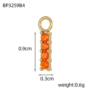 Dettaglio di un ciondolo a barra verticale da 0,9 cm con quattro zirconi arancioni