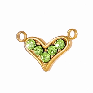 Makro-Ansicht des goldenen Herz-Verbinders mit fünf grünen Steinen für DIY-Schmuck