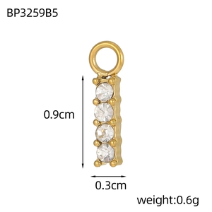Dettaglio del pendente dorato da 0,9cm con quattro zirconi tondi incastonati