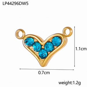 Makroansicht Herzanhänger-Verbinder in Goldoptik mit blauen Steinen, 1.1cm x 0.7cm