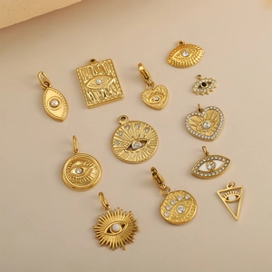 Collezione di ciondoli Evil Eye dorati con intarsi in cristallo e stile boho