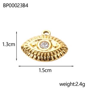 Dettaglio del ciondolo occhio del diavolo con dimensioni 1,3cm x 1,5cm in finitura oro