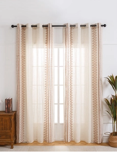 Detail van beige linnen gordijn met borduursel en metalen ogen voor slaapkamer decor