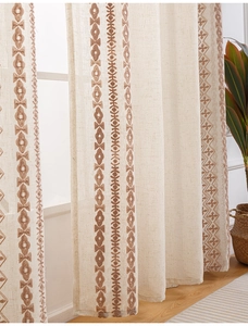 Detail van beige linnen gordijn met boho geometrisch borduursel en semi-transparante stof