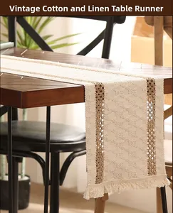 Dettaglio del runner da tavola vintage in cotone e lino con bordi a nappa