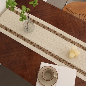 Runner da tavola moderno in cotone lino beige con strisce marroni su tavolo in legno