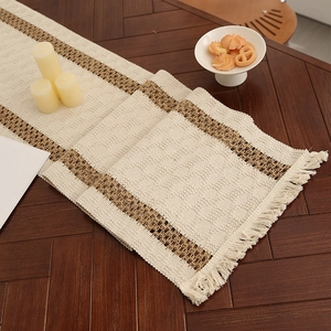 Runner da tavola moderno in cotone e lino con strisce intrecciate e frange su legno