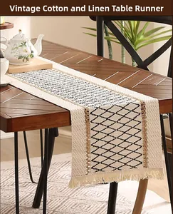 Gros plan du chemin de table vintage en coton et lin avec motifs et des glands