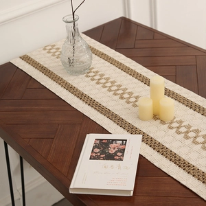 Chemin de table tissé style bohème avec rayures kaki et franges sur table en bois