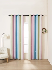 Détail de rideaux arc-en-ciel double couche avec étoiles découpées et voile blanc
