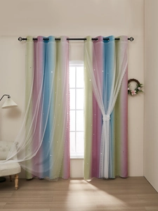 Détail de rideaux arc-en-ciel dégradés avec découpes d'étoiles et voile en dentelle