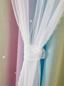 Détail de rideaux occultants double couche avec étoiles, dégradé arc-en-ciel et dentelle