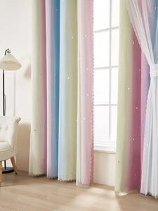 Détail de rideaux arc-en-ciel double couche avec étoiles évidées et dentelle blanche