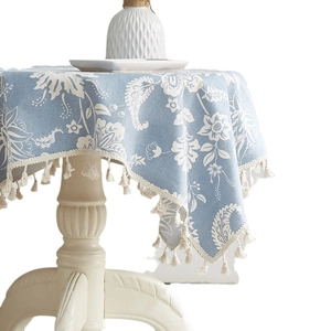 Blaue Tischdecke aus Baumwollleinen mit weißen Blumenmustern und Quastenkanten am Esstisch