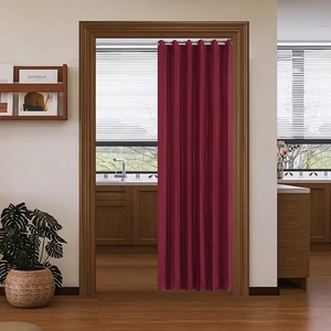 Détail du rideau de porte à œillets rouge foncé en tissu occultant épais pour décor