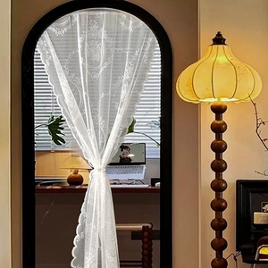 Rideau blanc en dentelle transparente avec broderie florale et bordure festonnée élégante