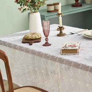 Beige Tischdecke aus Spitze im französischen Landhausstil mit blauer Orchideen-Stickerei