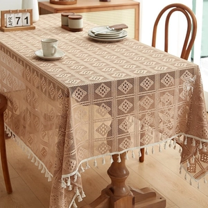 Détail de la texture en maille de nappe vintage avec bordures à pompons blancs