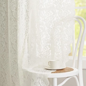 Tenda di pizzo bianca in stile francese con motivi floreali per l'arredamento del soggiorno