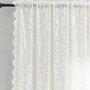 Tenda in pizzo francese bianca con motivi floreali vintage ed eleganti bordi a balze