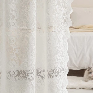 Tenda in pizzo francese bianco con motivi floreali e bordi smerlati per decorazioni