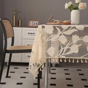 Nappe rectangulaire minimaliste nordique en dentelle crème avec motifs floraux et glands