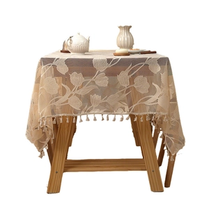 Nappe en dentelle nordique minimaliste avec motifs de tulipes et franges pour la table