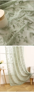 Détail du rideau en dentelle matcha vert clair avec motifs floraux et bords ondulés