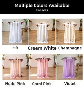 Détails du chemin de table en mousseline en blanc, champagne, corail et violet