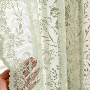 Rideau voilage vert matcha à fleurs avec bords ondulés pour une décoration élégante
