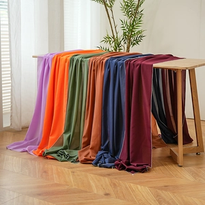 Detailaufnahme von mehrfarbigem verdicktem Chiffonstoff für elegante Tischdekoration