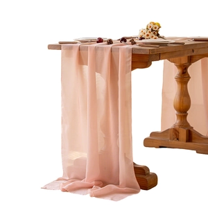 Eleganter pfirsichrosa Tischläufer aus Chiffon auf einem Vintage-Holztisch