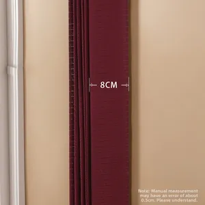 Détail du tissu de rideau de porte pliant bordeaux de 8 cm avec texture et plis