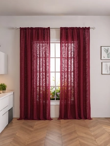 Detaillierte Textur weinroter halbtransparenter Gardinen mit Blumenmuster im Wohnambiente