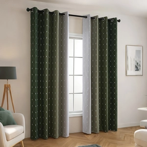 Tende oscuranti verde scuro e grigio chiaro con motivo a rombi bianchi per la camera