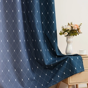 Rideau occultant bleu foncé avec motif géométrique de losanges blancs, décor cosy