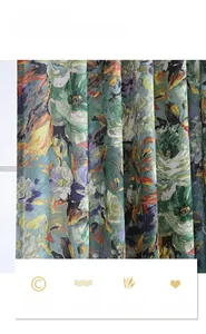 Détail du rideau style peinture à l'huile montrant un tissu épais et occultant