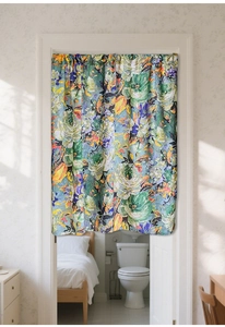 Vue détaillée du rideau de porte vintage américain avec motif de peinture à l'huile florale
