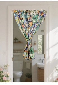 Détail d'un rideau de porte à motif floral style peinture à l'huile dans un salon