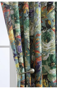 Détail d'un rideau imprimé floral à l'huile avec embrasse métallique et motifs colorés