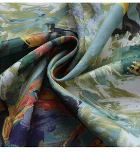 Détail du tissu style peinture à l'huile vintage avec un élégant drapé aspect soie